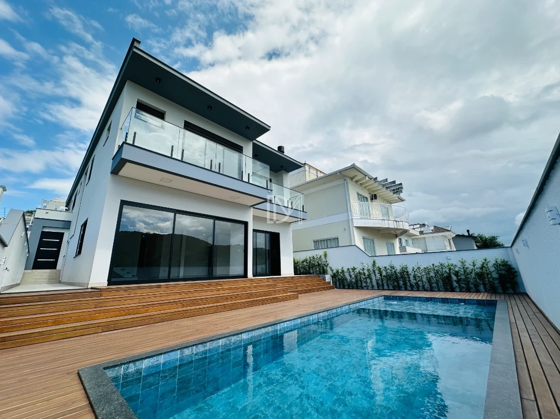 Casa com 300m², 3 dormitórios sendo 2  suítes na Pedra Branca