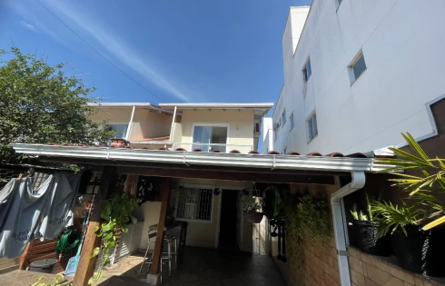 Sobrado Geminado com 2 quartos em São Sebastião, Palhoça