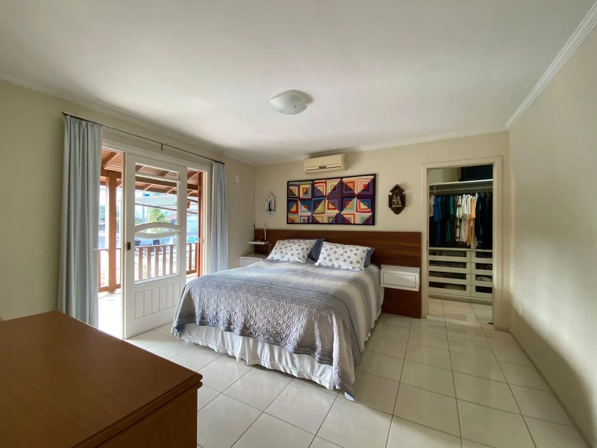 Casa em Fazenda Santo Antônio, São José. 3 quartos, 245m². Imagem 18 de 26