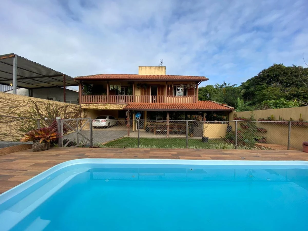 Casa em Fazenda Santo Antônio, São José. 3 quartos, 245m². Imagem 1 de 26