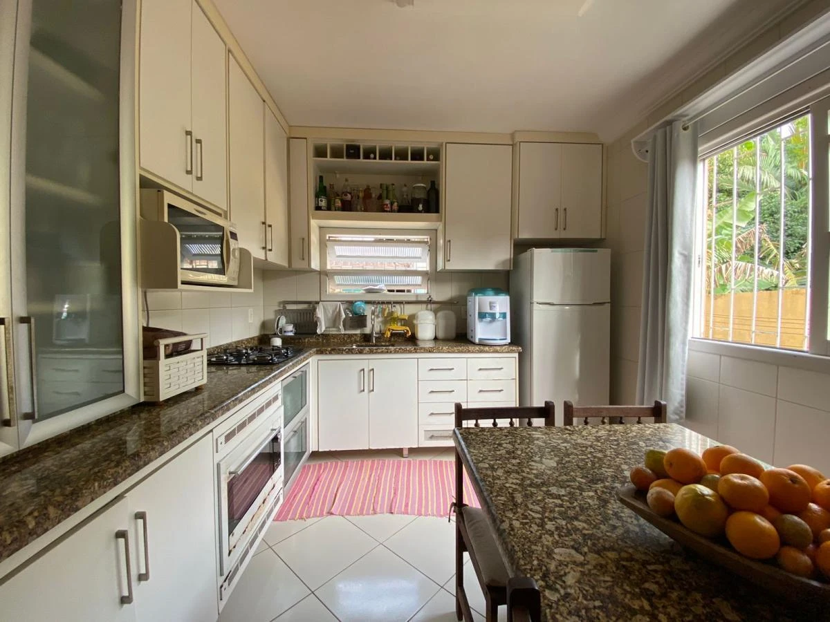 Casa em Fazenda Santo Antônio, São José. 3 quartos, 245m². Imagem 20 de 26