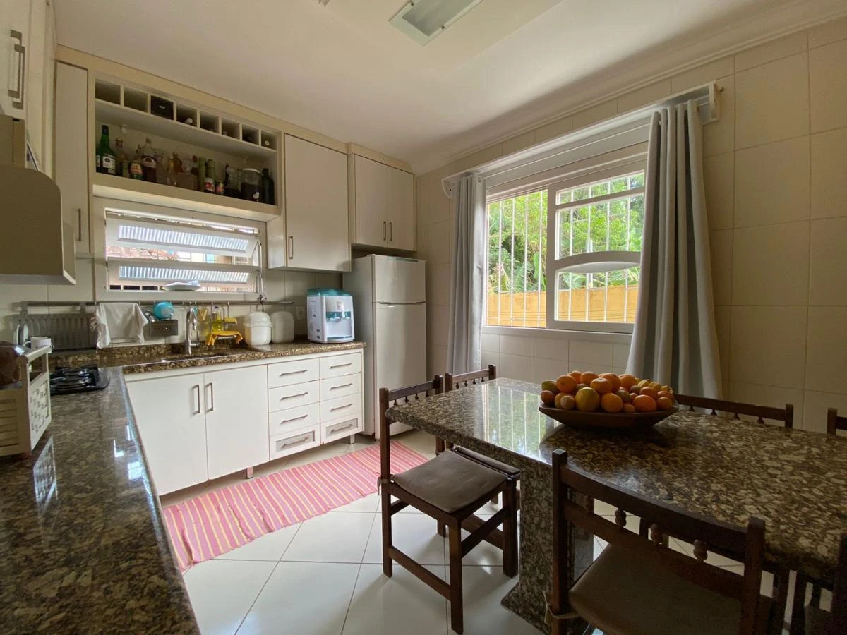 Casa em Fazenda Santo Antônio, São José. 3 quartos, 245m². Imagem 2 de 26