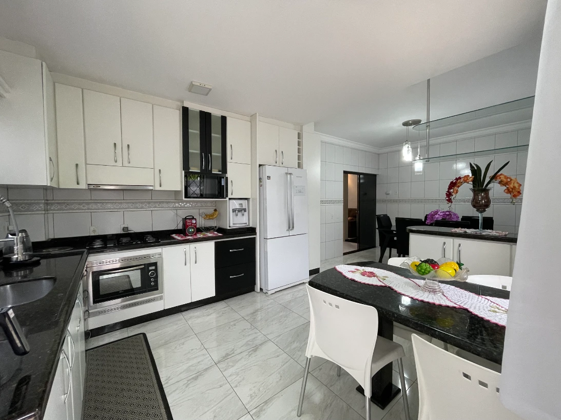 Casa em Pedra Branca, Palhoça. 4 quartos, 236m². Imagem 9 de 32