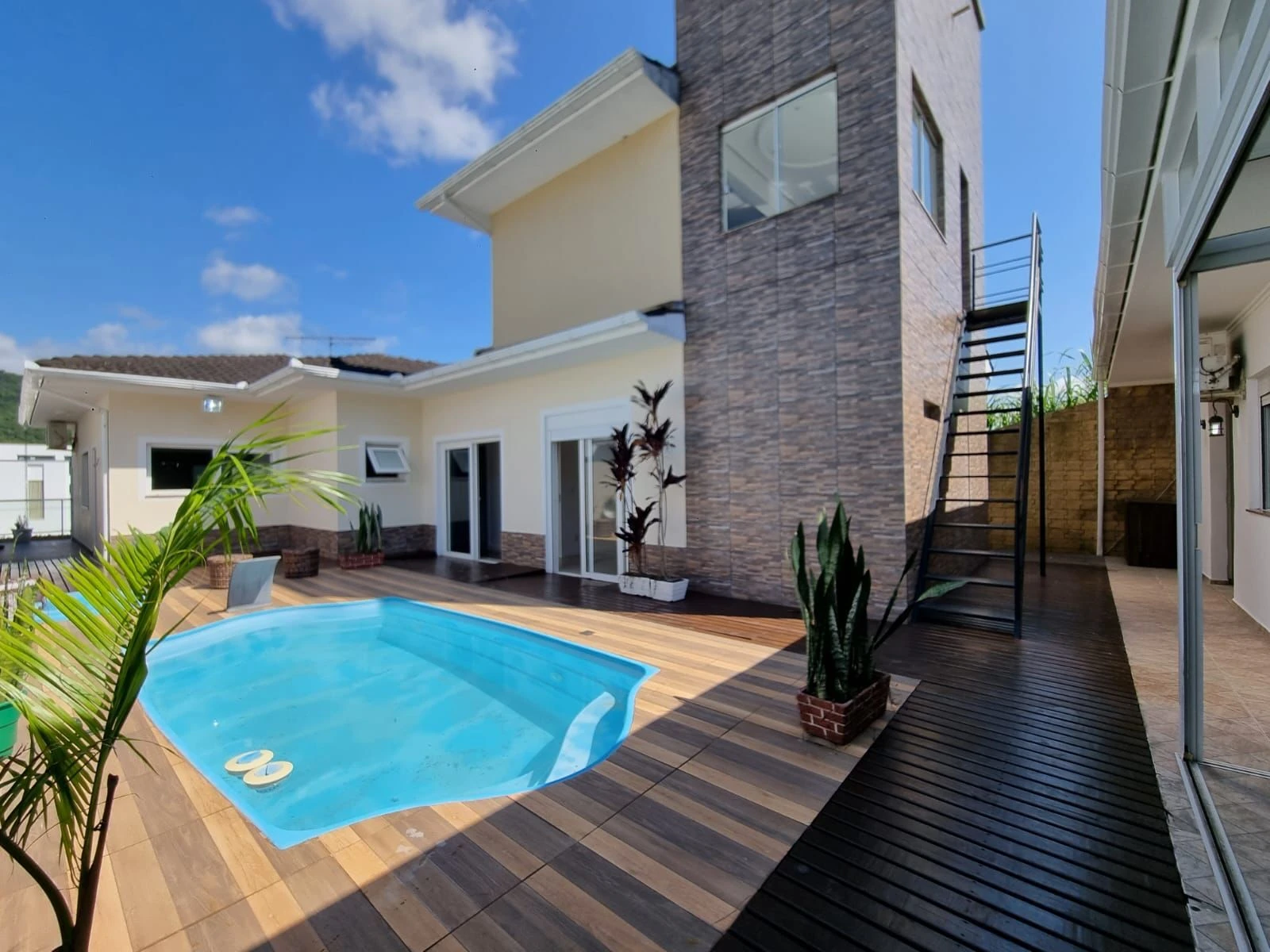 Casa em Pedra Branca, Palhoça. 4 quartos, 300m². Imagem 1 de 14