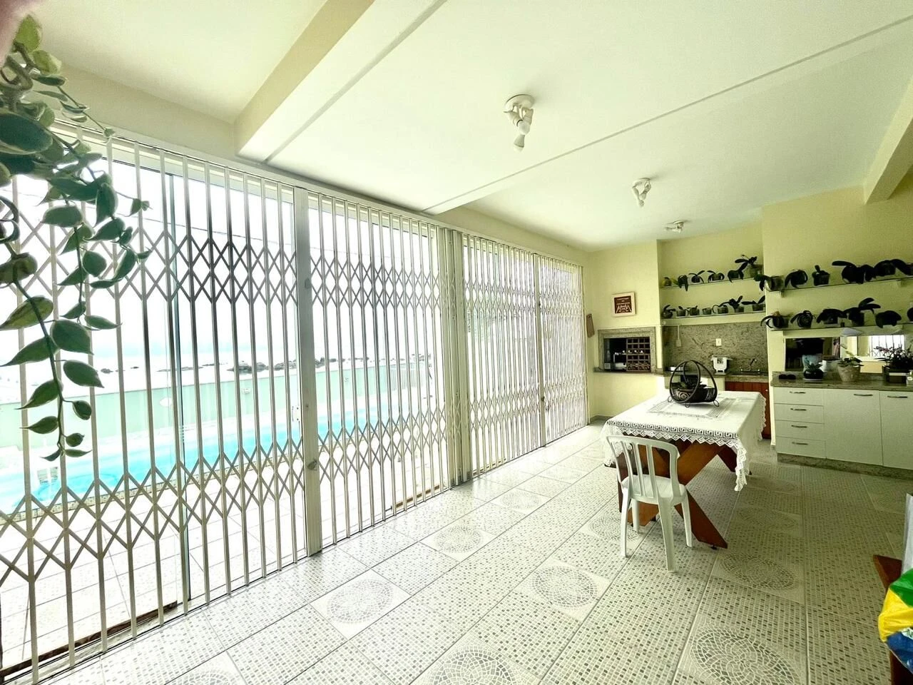 Casa em Ponta de Baixo, São José. 3 quartos, 227m². Imagem 1 de 13