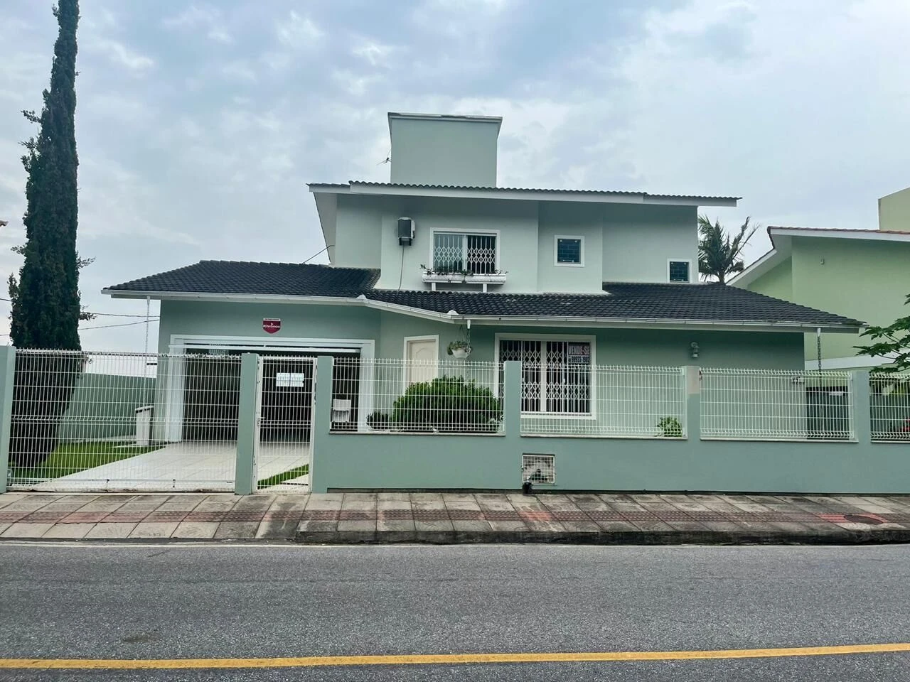 Casa em Ponta de Baixo, São José. 3 quartos, 227m². Imagem 2 de 13