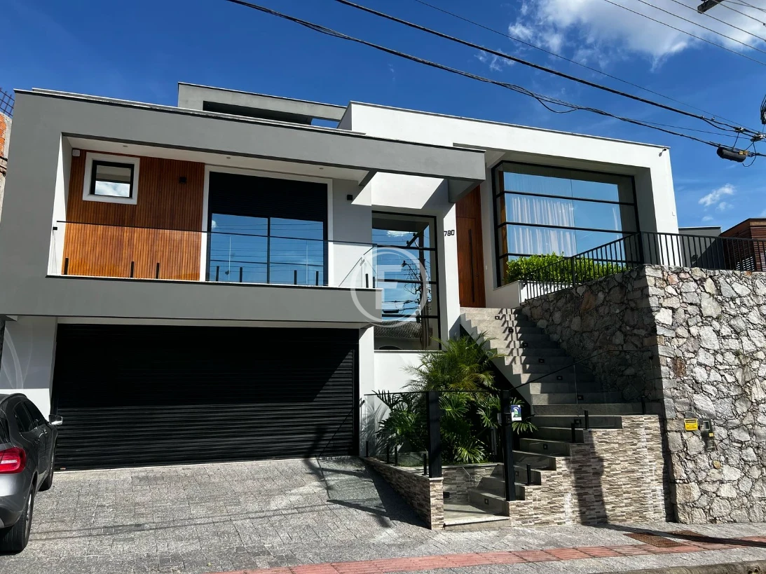 Casa em Pedra Branca, Palhoça. 4 quartos, 320m². Imagem 1 de 21