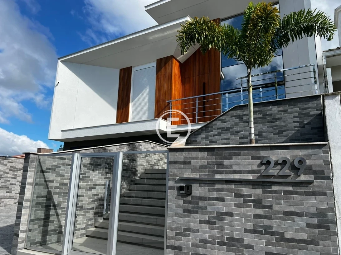 Casa em Pedra Branca, Palhoça. 3 quartos, 240m². Imagem 2 de 14