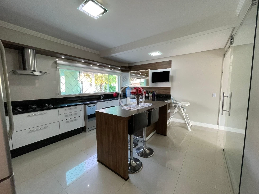 Casa em Caldas da Imperatriz, Santo Amaro da Imperatriz. 3 quartos, 432m². Imagem 7 de 31