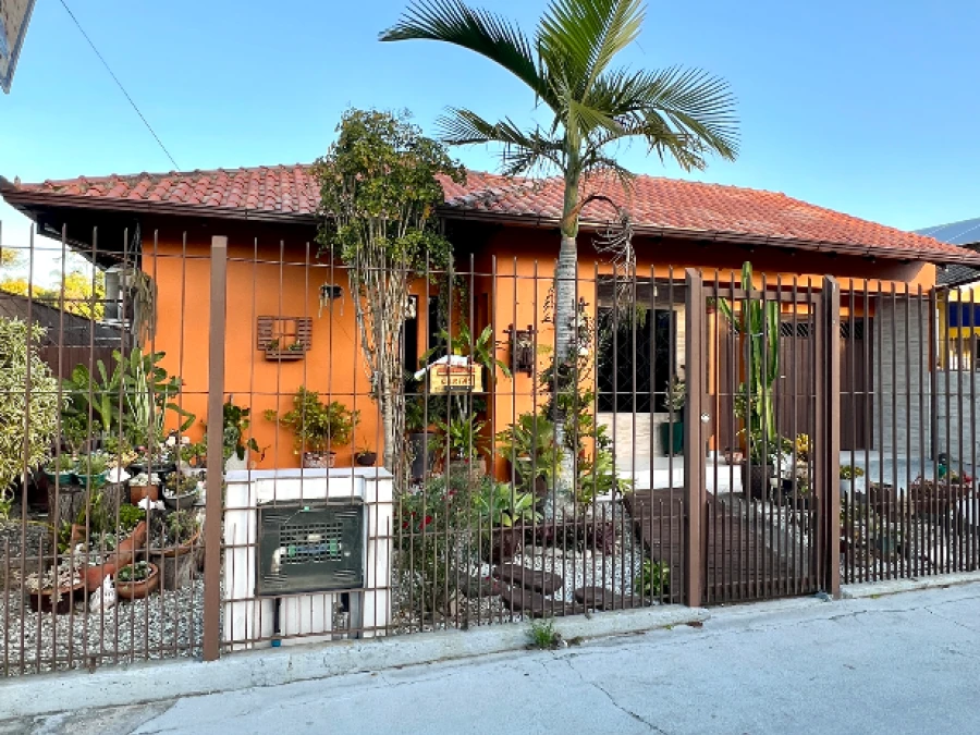 Casa em Bom Viver, Biguaçu. 3 quartos, 177m². Imagem 1 de 27