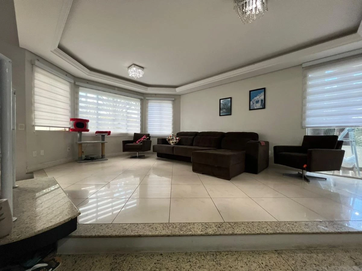 Casa em Pedra Branca, Palhoça. 4 quartos, 317m². Imagem 2 de 17