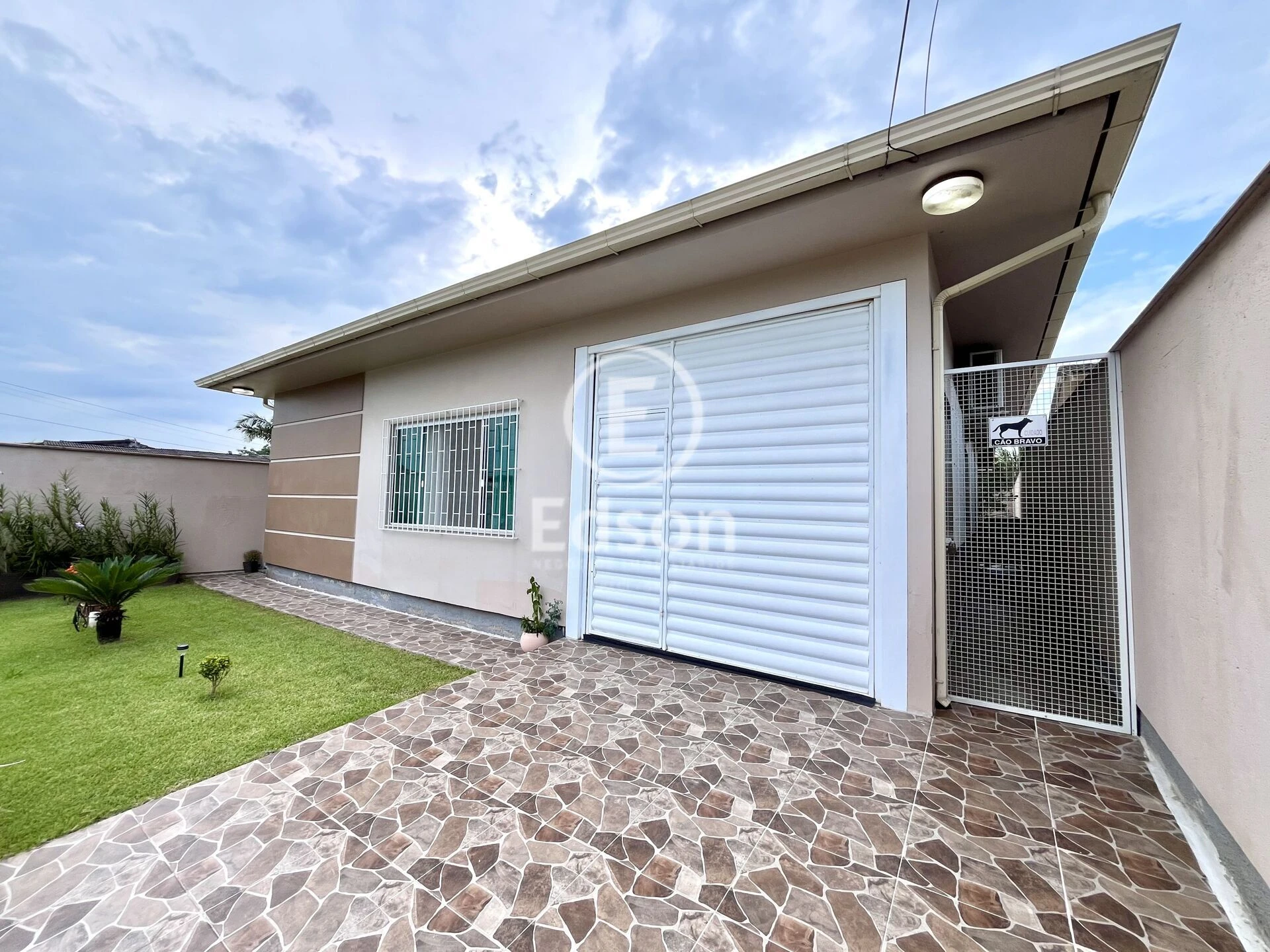 Casa em Forquilhinha, São José. 2 quartos, 165m². Imagem 1 de 16