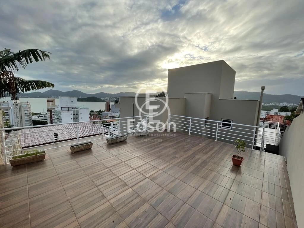 Casa em Agronômica, Florianópolis. 3 quartos, 778m². Imagem 2 de 8