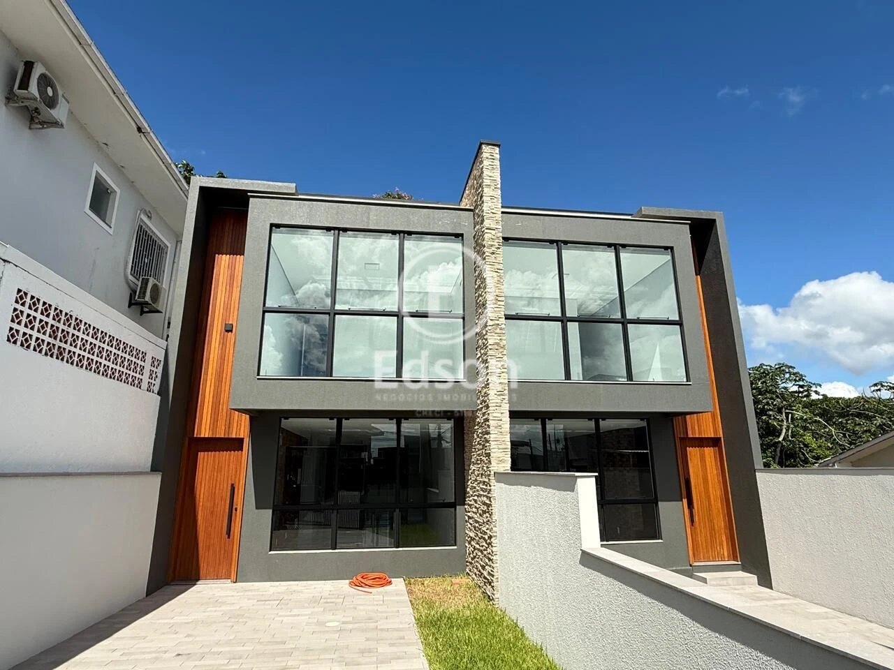 Sobrado Geminado em Forquilhas, São José. 3 quartos, 97m². Imagem 1 de 13