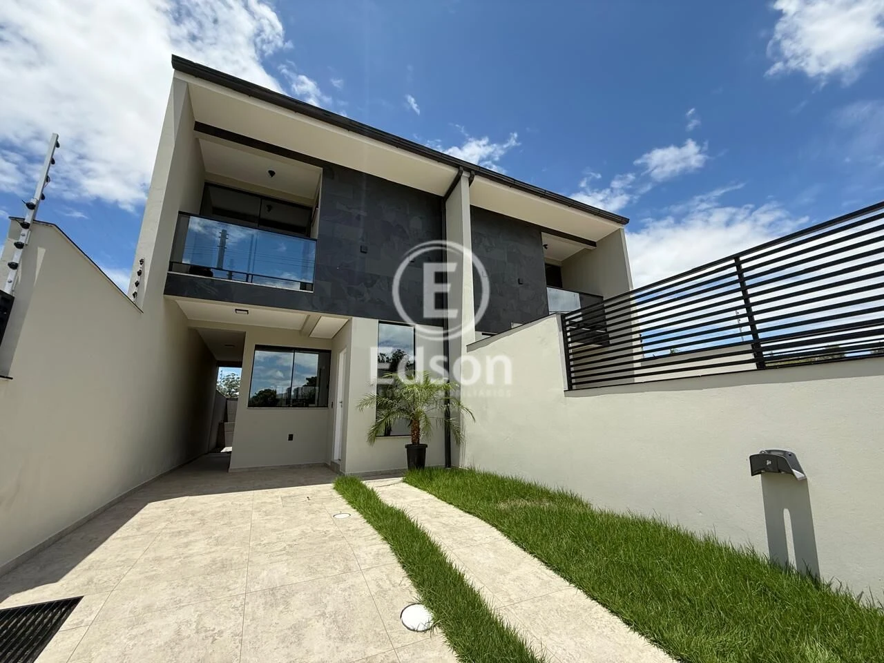 Sobrado Geminado em Forquilhas, São José. 3 quartos, 102m². Imagem 1 de 12