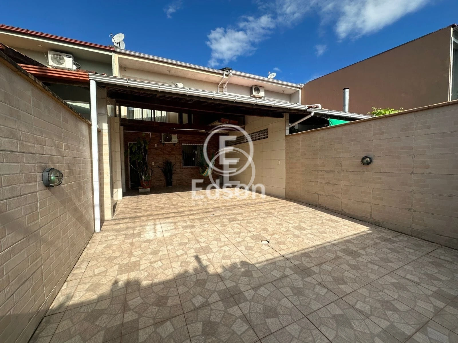 Sobrado Geminado em Forquilhas, São José. 2 quartos, 75m². Imagem 1 de 12