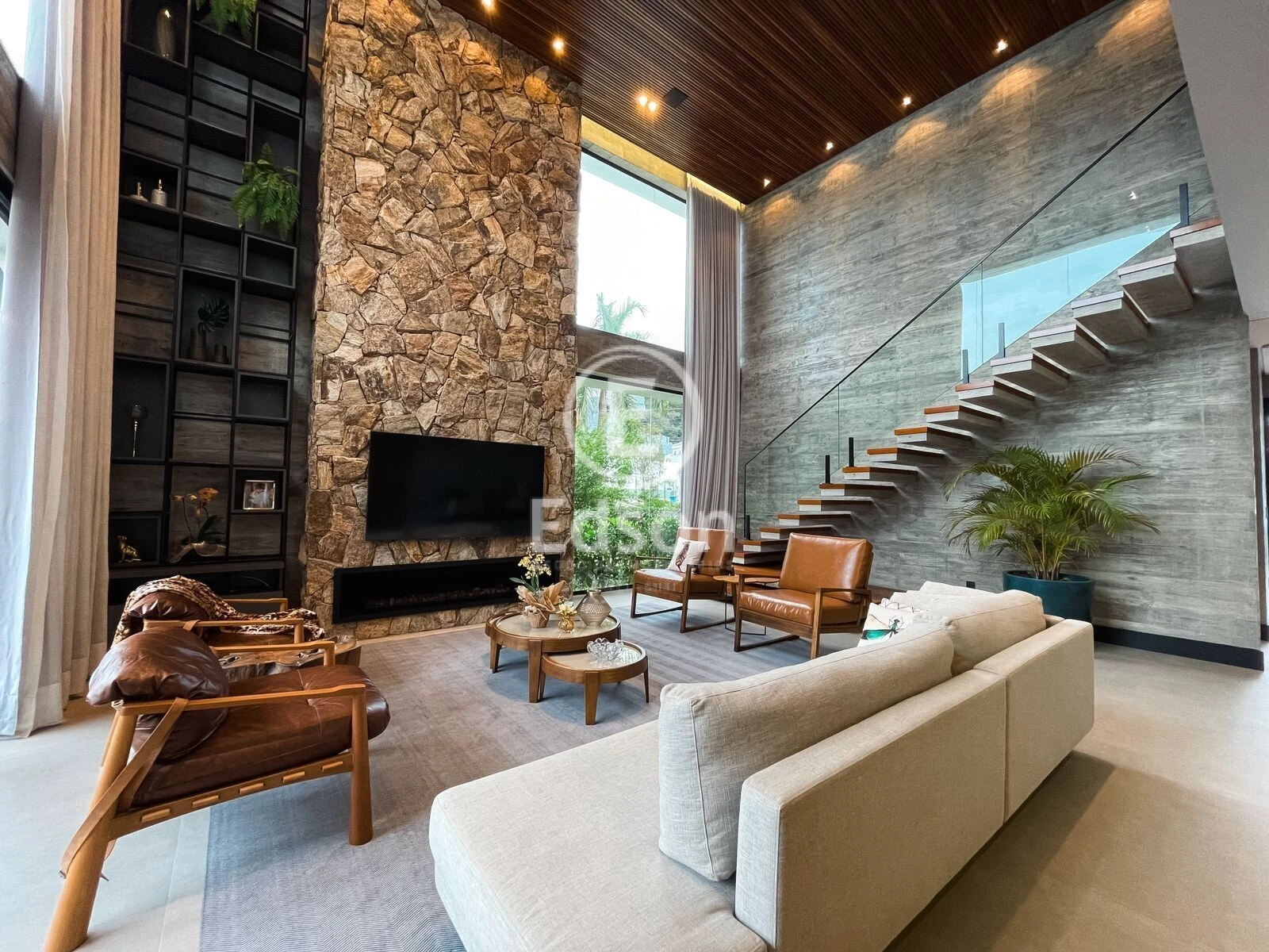 Casa em Pedra Branca, Palhoça. 4 quartos, 386m². Imagem 2 de 13