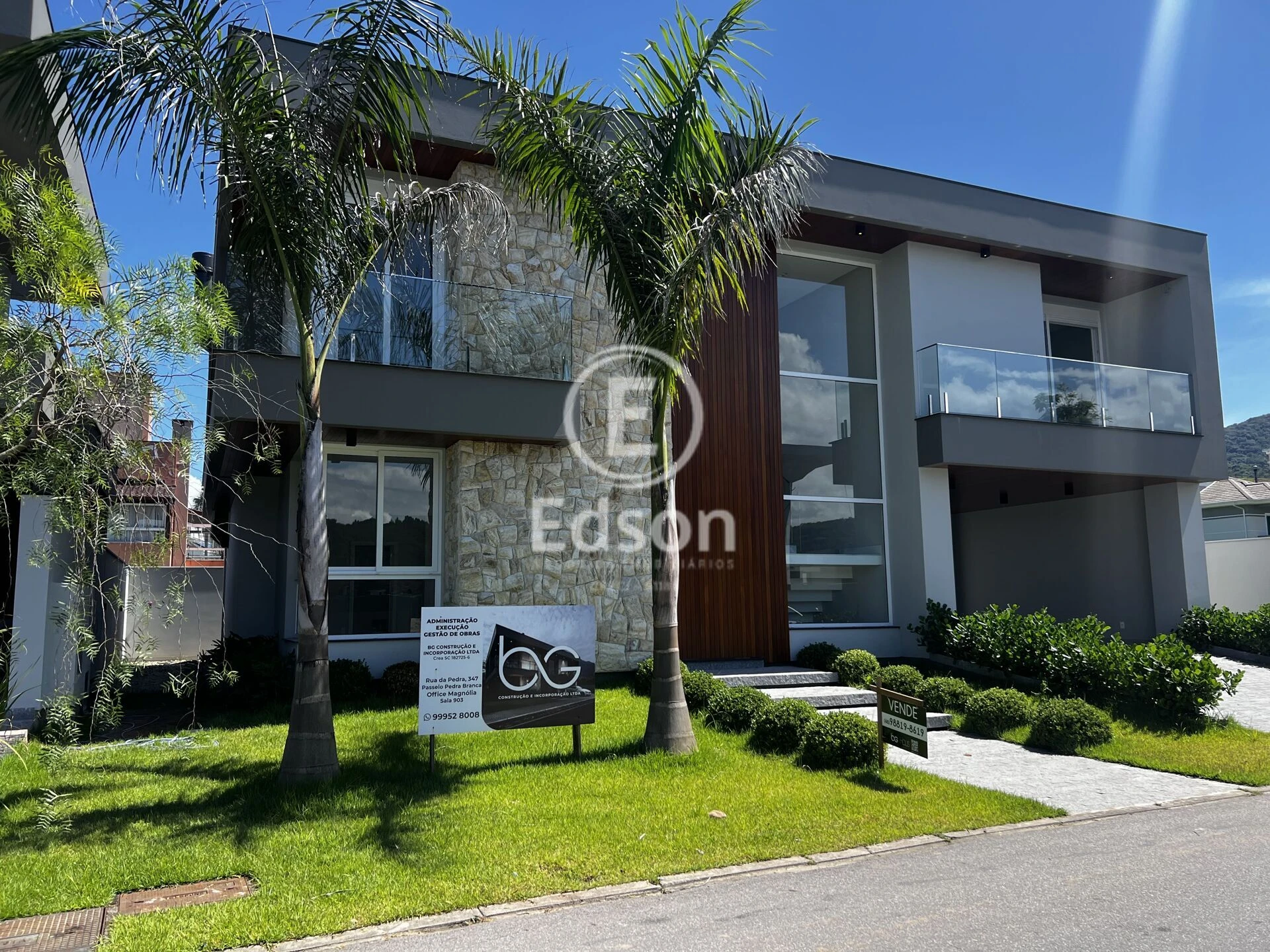 Casa em Pedra Branca, Palhoça. 3 quartos, 253m². Imagem 2 de 10