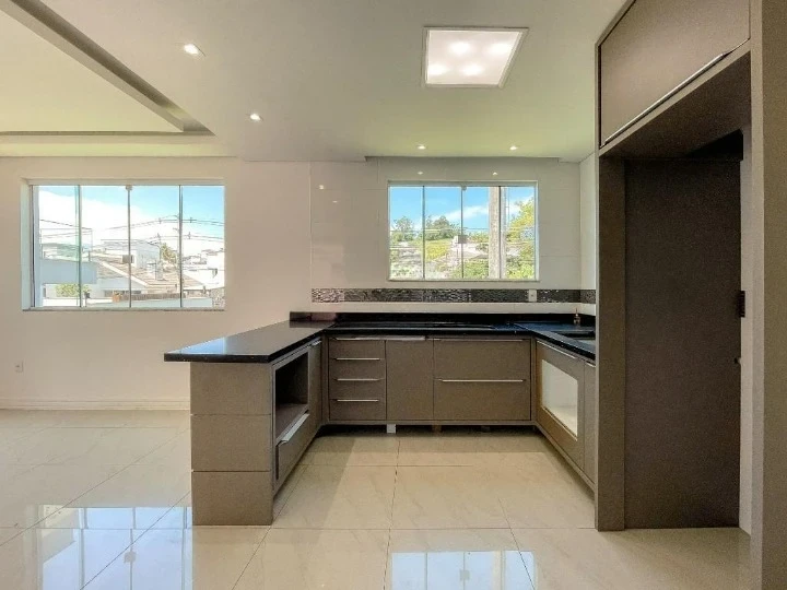 Casa em Pedra Branca, Palhoça. 4 quartos, 300m². Imagem 2 de 25