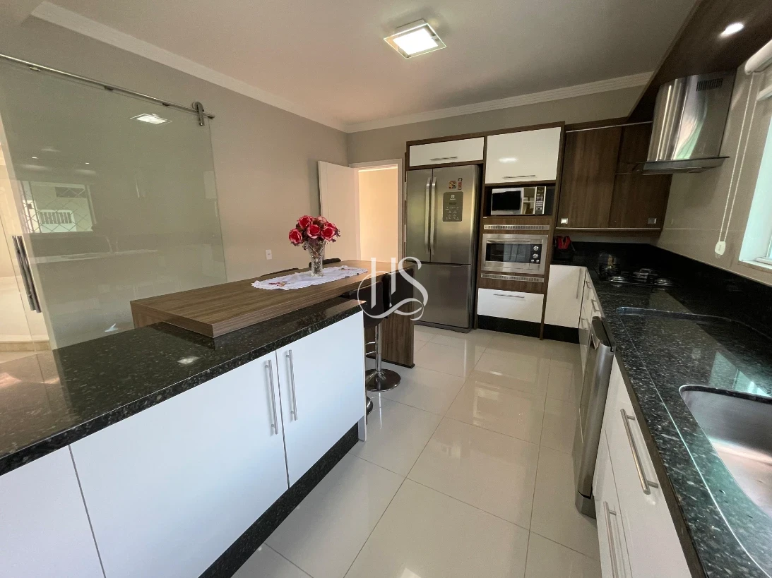 Casa em Caldas da Imperatriz, Santo Amaro da Imperatriz. 3 quartos, 432m². Imagem 8 de 38