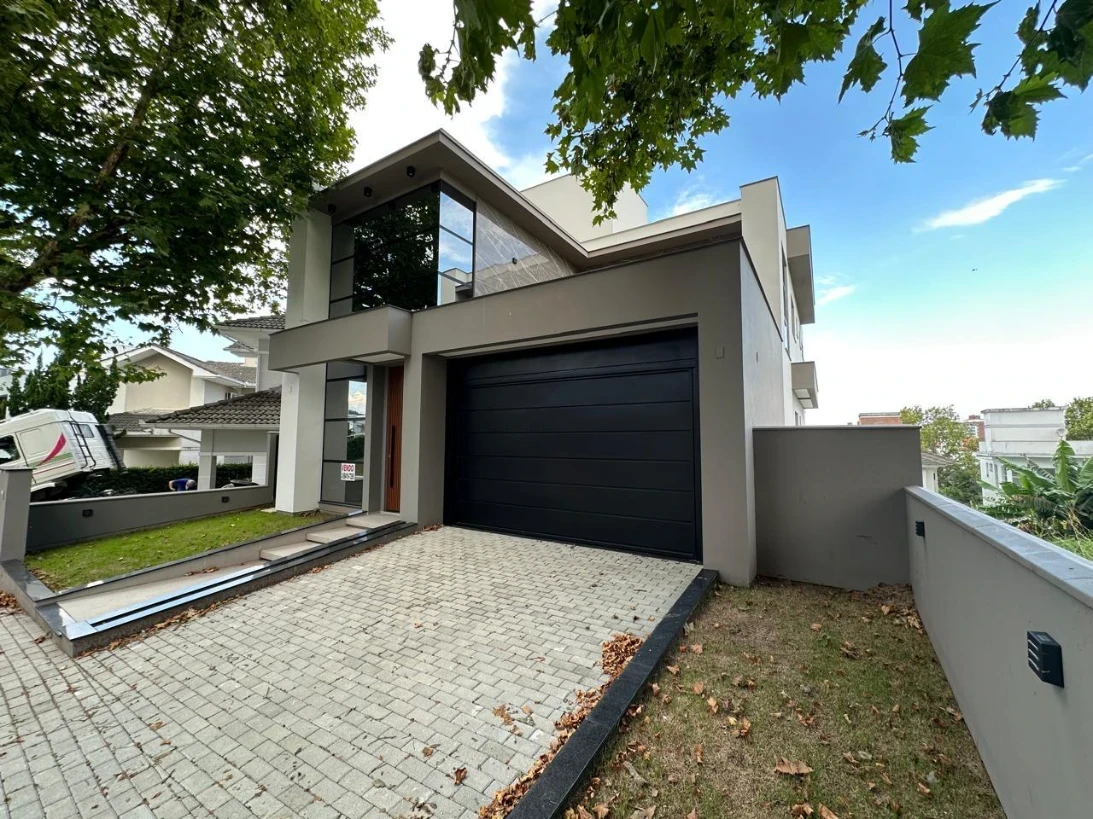Casa em Pedra Branca, Palhoça. 3 quartos, 307m². Imagem 1 de 32